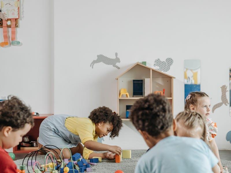 Kinder verschiedener Herkunft spielen zusammen mit Bausteinen